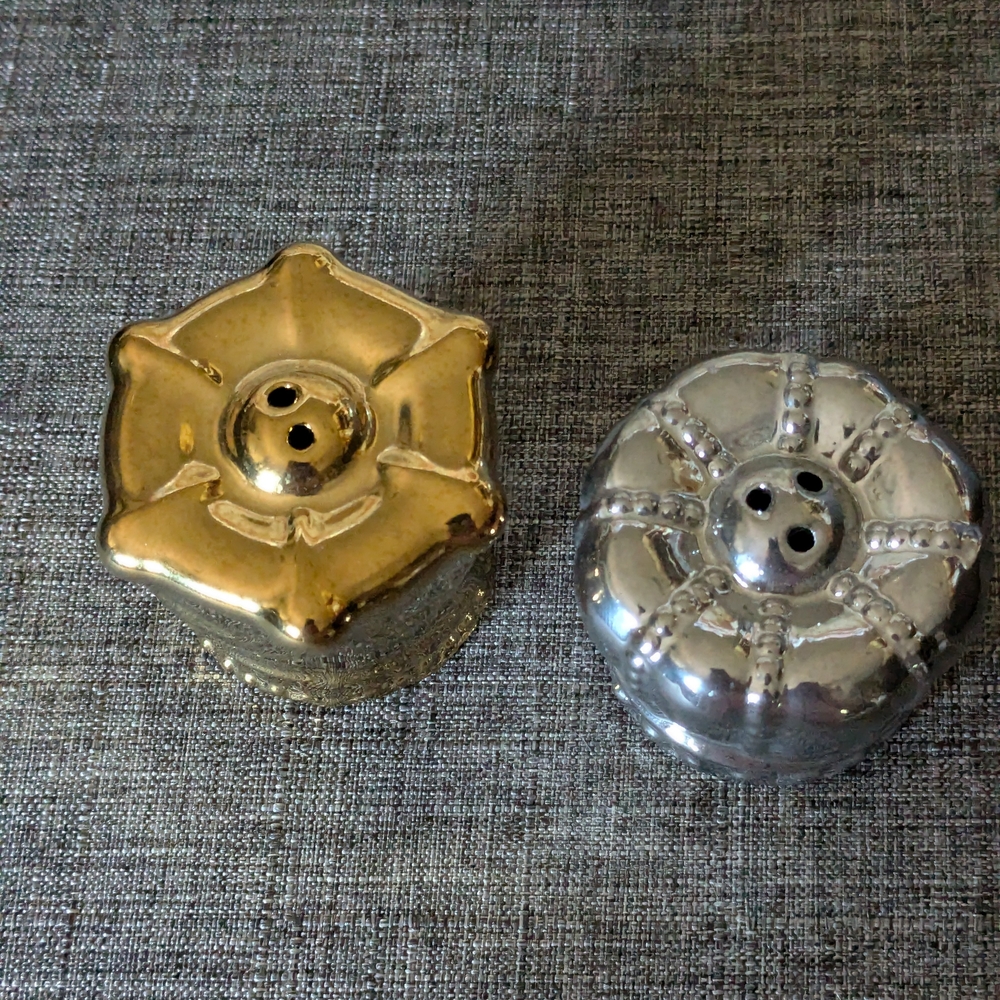 Beautiful "Crowns" Gold And Silver Salt And Pepper Shakers.